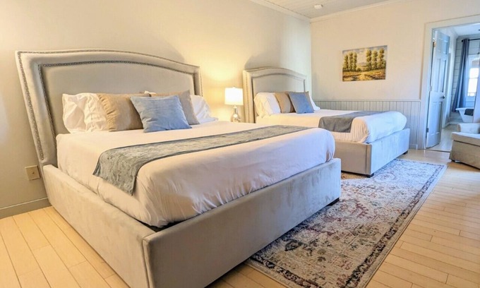 Dahlonega House | Deluxe Guest Room - Barefoot Hills