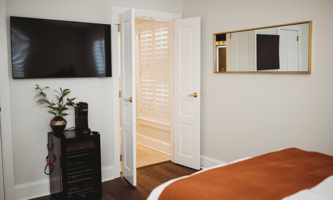 Downtown Hotel | Deluxe Guestroom-2 Queens · The Jefferson Inn Rm. 14