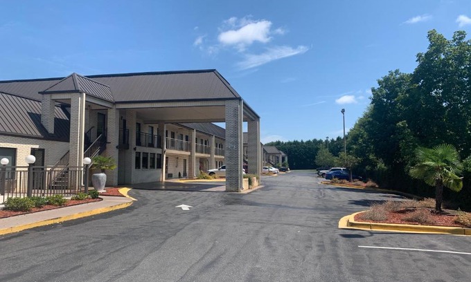 York Hotel | Deluxe Inn & Suites