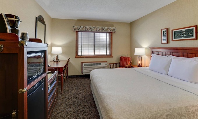Galena Hotel | Deluxe King at Stoney Creek Galena, Pool, Free Parking | 3 Units