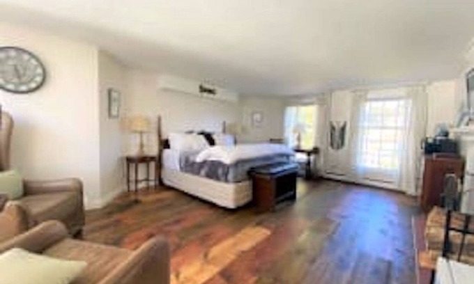 West Dover Resort | Deluxe King Room w/fireplace and separate entrance