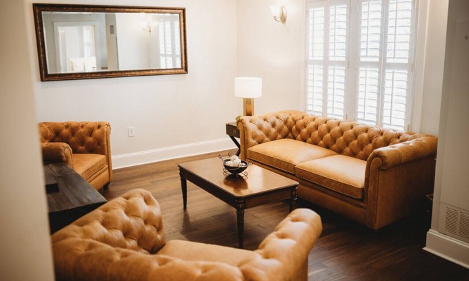 Downtown Hotel | Deluxe King Suite · The Jefferson Inn Rm. 1