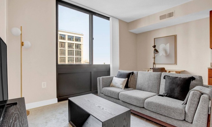 Mount Vernon Triangle Apartment | Deluxe Mount Vernon 1BR w/W/D, Gym & Pool, near Chinatown, by Blueground
