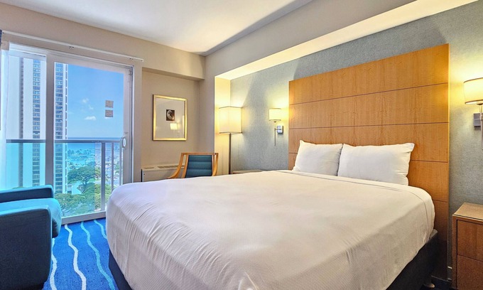 Ala Moana Hotel | Deluxe Ocean View hotel room