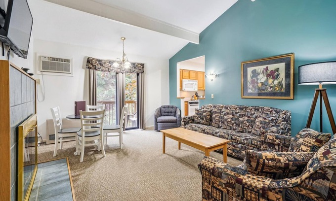 West Bridgewater Hotel | Deluxe One bedroom Queen Suite on the 2nd floor with outdoor heated pool 209