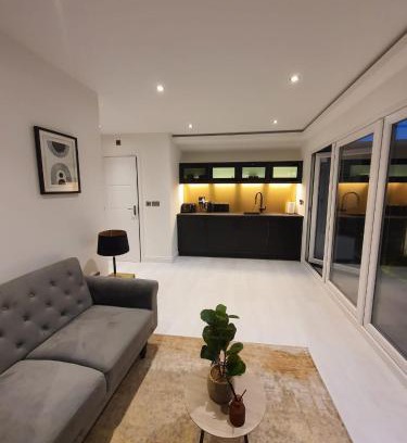 Grays Apartment | Deluxe Pad with Sauna