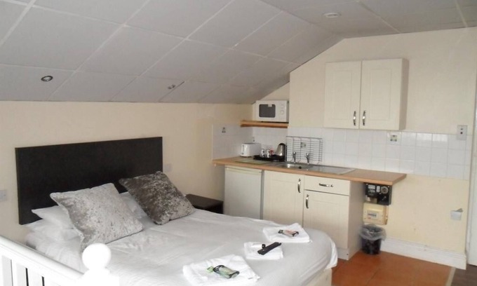 South Shore Apartment | Deluxe Penthouse Ensuite (Shower) & Balcony at The Beach Hotel and Apartments