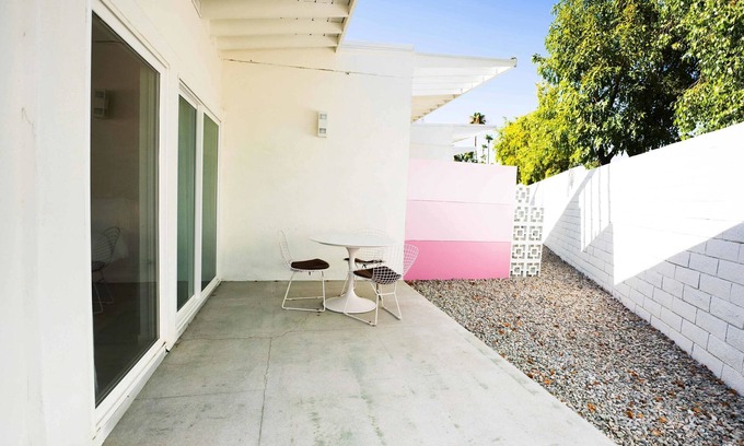 Uptown Design District Apartment | Deluxe Room, 1 King Bed, Kitchen, Garden View