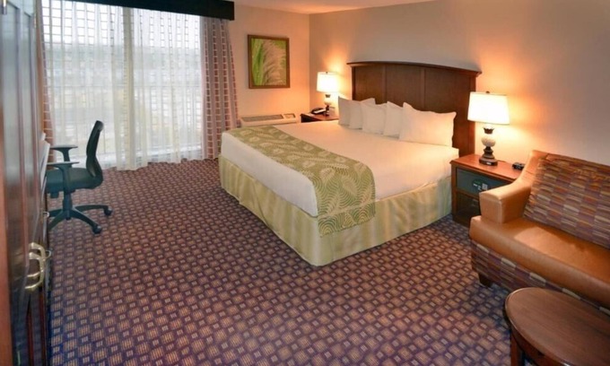 Florida Center Apartment | Deluxe Room Near Gator Golf Adventure Park ORL