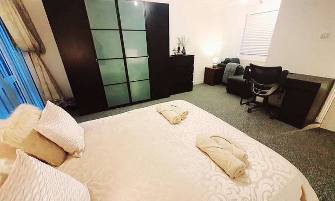 Selsdon and Ballards Apartment | Deluxe Room with Private En Suite in Tranquil South Croydon