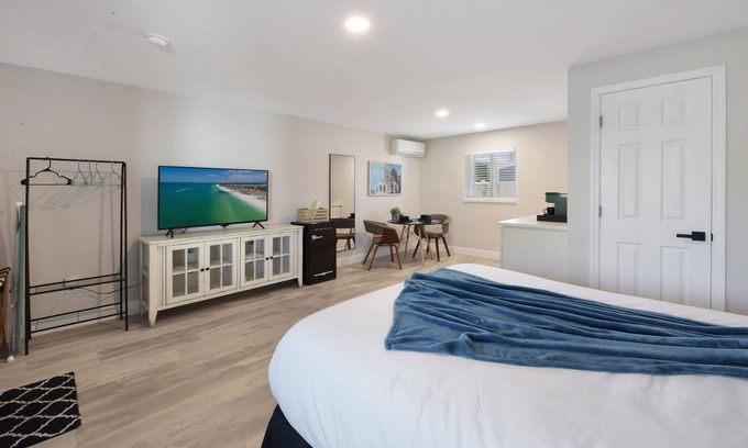 Clearwater Hotel | Deluxe Room with Queen Bed and Kitchenette