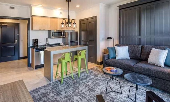 Old Town Chinatown Condo | Deluxe Studio Condo Waterfront Fun!