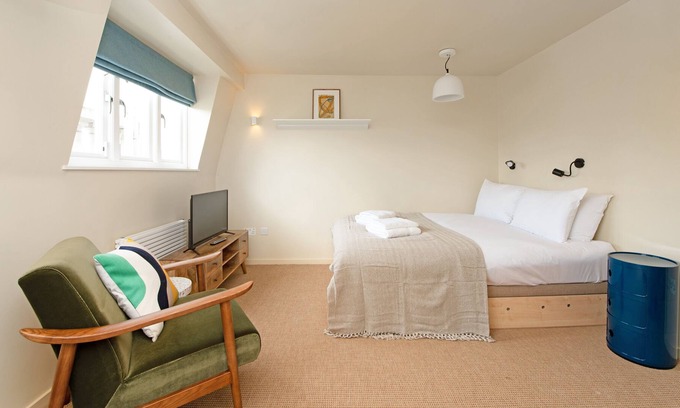 Camden Town with Primrose Hill Apartment | Deluxe Studio in Historic Primrose Hill Terrace