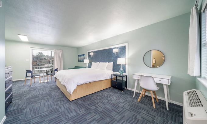 Rockwell Hotel | Deluxe Studio Suite, 1 King Bed, Lake View, Upper Floor