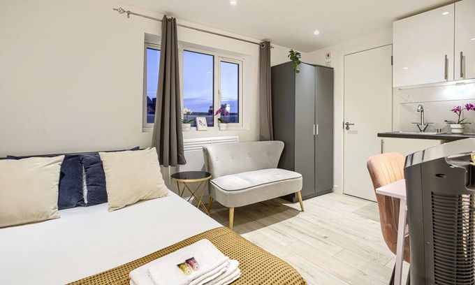 Highbury West Apartment | Deluxe Studio with City View-9