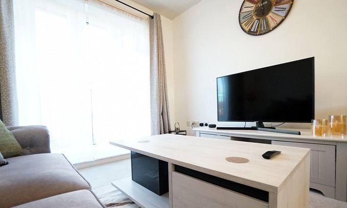 Eastleigh Apartment | Deluxe Two Bedroom Serviced Apartment by Hampshire Stays - Southampton Eastleigh