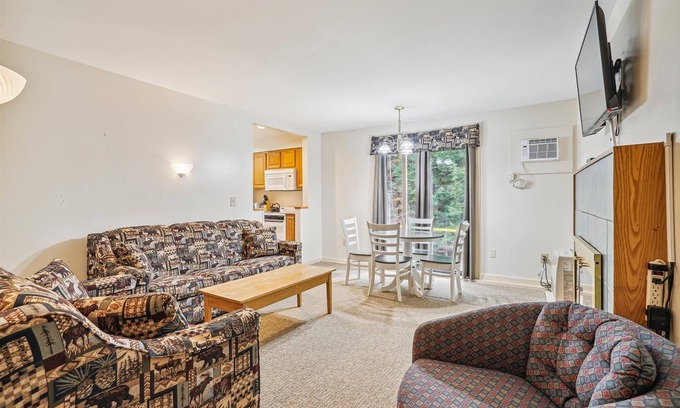 West Bridgewater Hotel | Deluxe Two Bedroom Suite on the 1st floor outdoor heated pool 10708