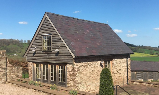 Abergavenny House | Demesne Farm guesthouse in beautiful countryside