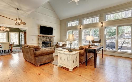 Big Canoe House | Dennys Caribou Lodge -Dog Friendly Stone Fireplace King Suites