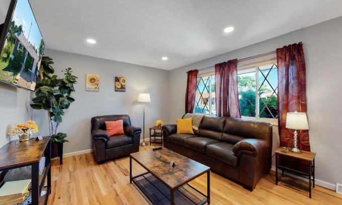 Dupont House | Denver Remodeled 2 King Beds Large yard Upper Unit