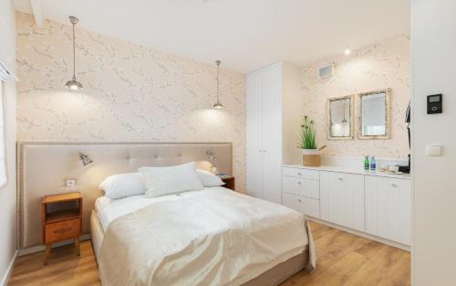 Gdansk City Center Apartment | Deo Plaza Premium by Rent like home