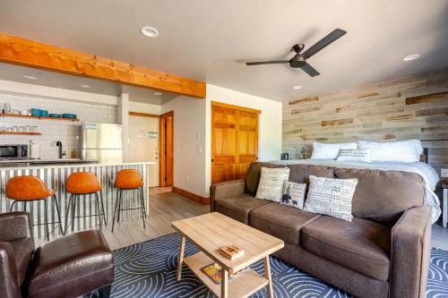 Historic District Apartment | Der Steiermark 108 - Cozy King Studio Off Main St & Peak 9 with AC, Balcony, Shared Hot Tub & Free Parking