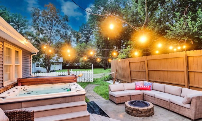 Jeffersonville House | +Derby Home-HOT TUB, Barrel Sauna, Firepit, PETS+