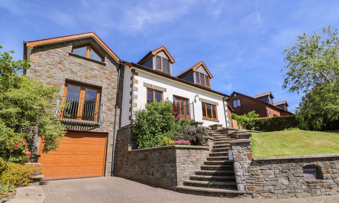 Llanafan House | DERWEN HAIDD, pet friendly, country holiday cottage in Llanafan