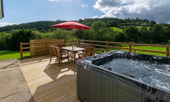 Brecon House | Derwen Las - Three Bedroom House, Sleeps 6