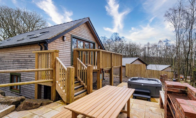 Farley Cabin | Derwent; woodland lodge for 6 with hot tub, BBQ, near Alton Towers.