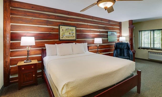 Johnston Hotel | Des Moines Escape: Fitness Center w/Free Homestyle Breakfast, Heated Pool