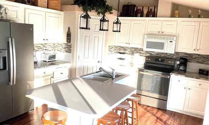 Desert Aire House | Desert Aire golfers paradise! Watch the golfers and enjoy views of the river.