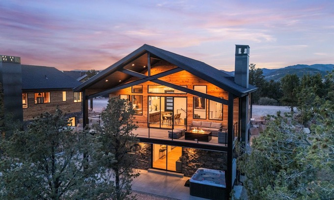 Orderville Cabin | Desert Canyon Casita | Near Zion | Hot Tub | Views