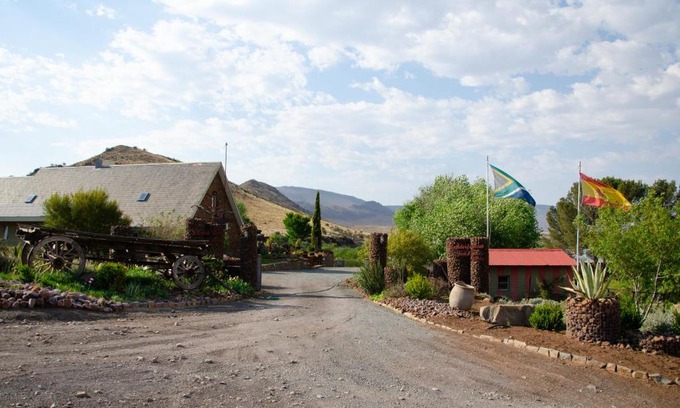Ubuntu House | Desert Dew Guest House