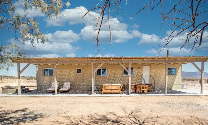Wonder Valley House | Desert Dream Cabin w/Healing Soaking Tub! Private Escape near Joshua Tree, CA