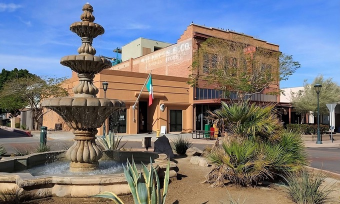 Yuma Hotel | DESERT ESCAPE! COMFY UNIT FOR 4, POOL, PARKING