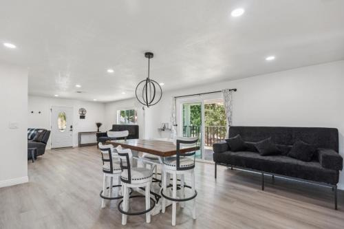Stallion Springs House | Desert Mountain Escape with Private Hot Tub A home
