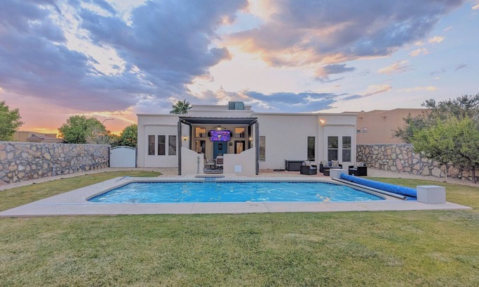 Las Cruces House | Desert Paradise, hot tub year round!