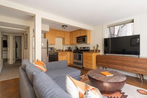 Belmont House | Desert Vibe 1BR in SE PDX - Local Bars & Food
