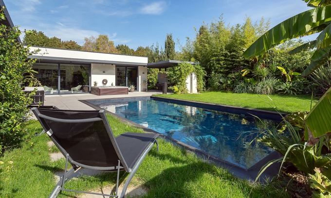 Saint-Cyr-au-Mont-d'Or Villa | Design house in a tropical garden