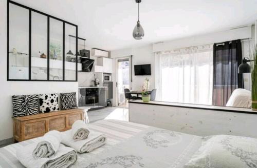 Vallauris Apartment | Design loft Studio climatisé parking et piscine