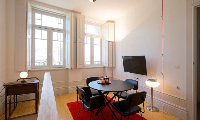 Lordelo do Ouro e Massarelos Apartment | Design + vintage bedroom with riverview. r/C + basement