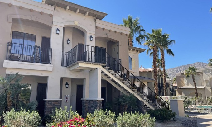 Village Apartment | Designer 1 bed 5 min to Old Town Dogs Welcome
