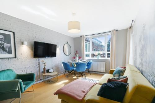 Abbey Road Apartment | Designer 2 bedroom Flat in London-Balcony-Sleeps 6