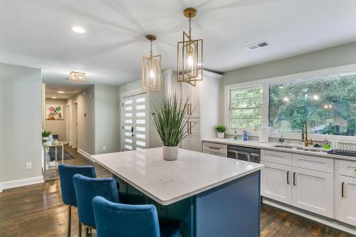 Atlanta House | Designer 5 Bedroom with Backyard Downtown ATL