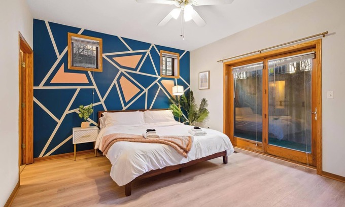 Wicker Park Apartment | Designer Apt, Billiards, Private Patio, 1 Parking