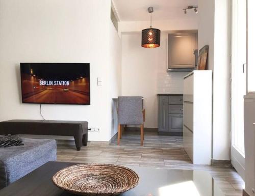 Schoeneberg Apartment | Designer Central Apartment with Parking & Terrace