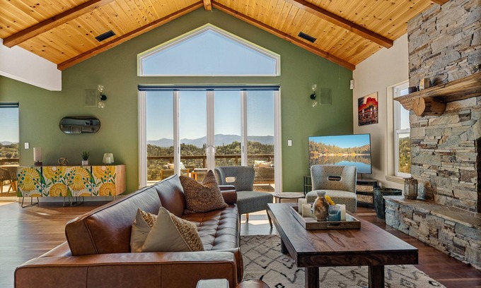 Lake Arrowhead Ski Chalet | Designer Chalet with Breathtaking views at reasonable prices!