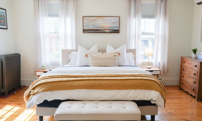 West End House | Designer decorated in an amazing central location w/rooftop deck!
