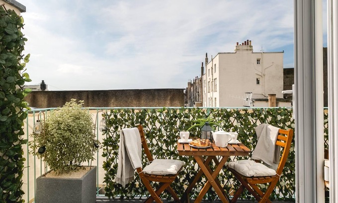 Hove Apartment | Designer Retreat 5 Location Balcony Parking